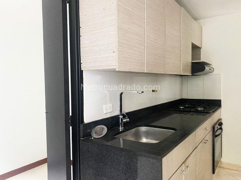 3BR Quiet Apartment with Balcony and Covered Parking in El Poblado - 5