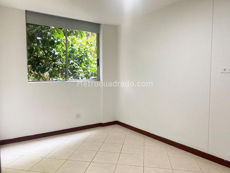 3BR Quiet Apartment with Balcony and Covered Parking in El Poblado - 6