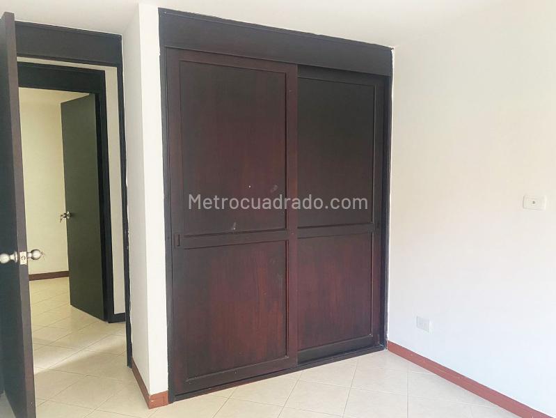 3BR Quiet Apartment with Balcony and Covered Parking in El Poblado - 9