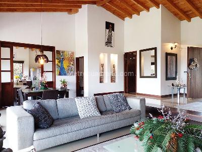Casa de 3 alcobas en arriendo en Envigado, Envigado, 260 m² · foto 2 de 20