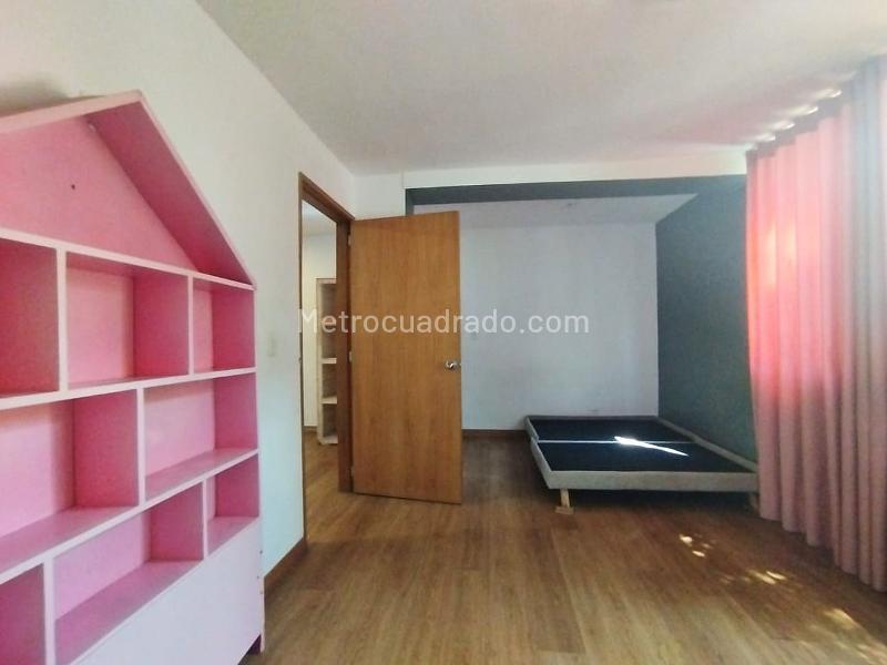 Cozy 4BR Apartment in El Poblado Near Amenities - 9