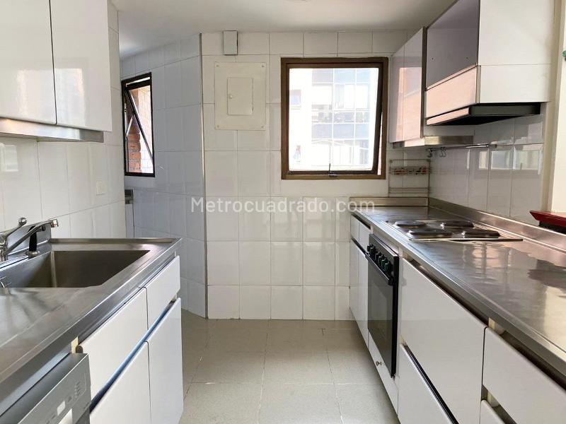 Apartamento de 2 Alcobas con Jacuzzi y Parqueadero Cubierto en El Poblado - 4