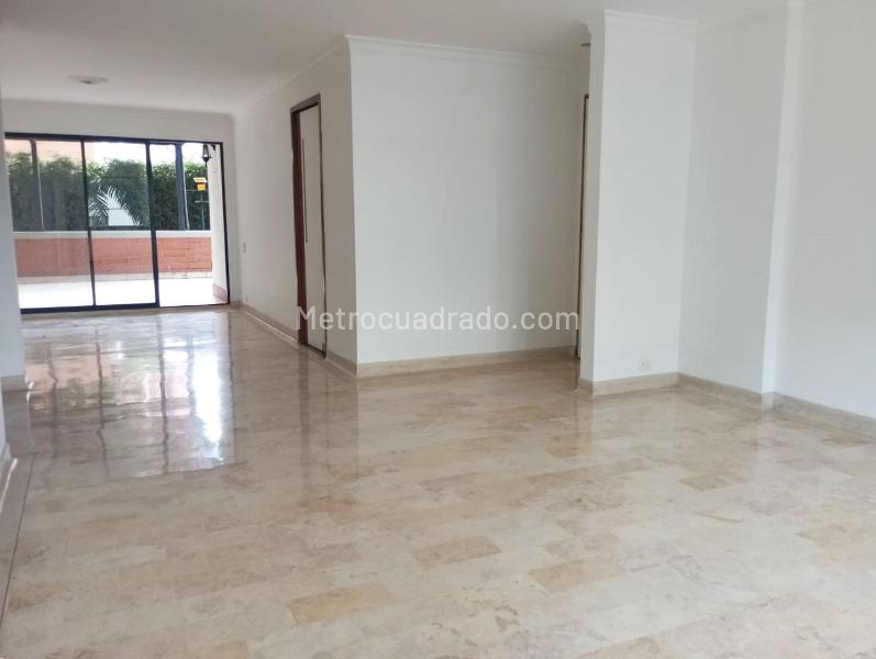Apartamento de 3 Alcobas con Estudio y Terraza en El Poblado - 3