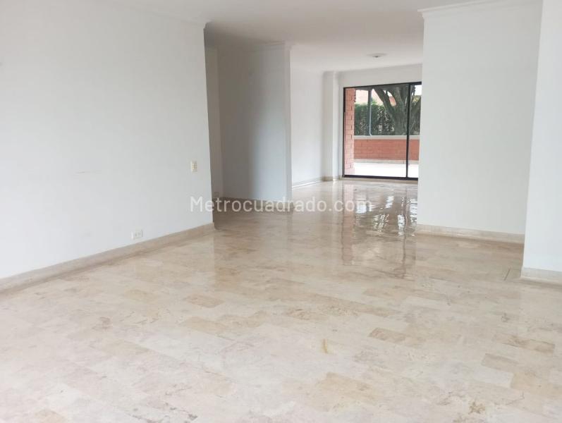 Apartamento de 3 Alcobas con Estudio y Terraza en El Poblado - 4