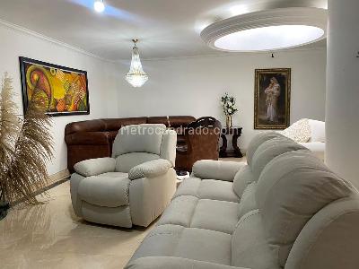 Casa de 5 alcobas en arriendo en Envigado, Envigado, 246 m² · foto 2 de 20