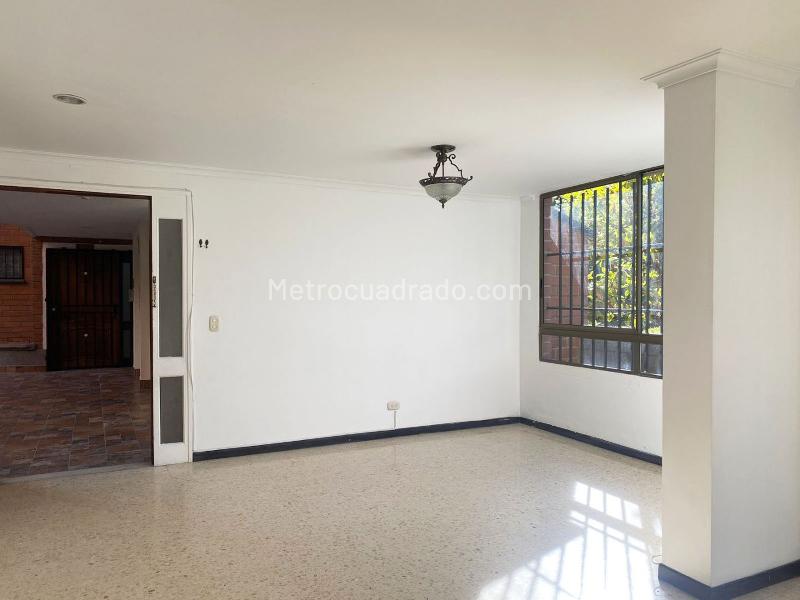 3BR Apartment with Balcony and Covered Linear Parking in El Poblado