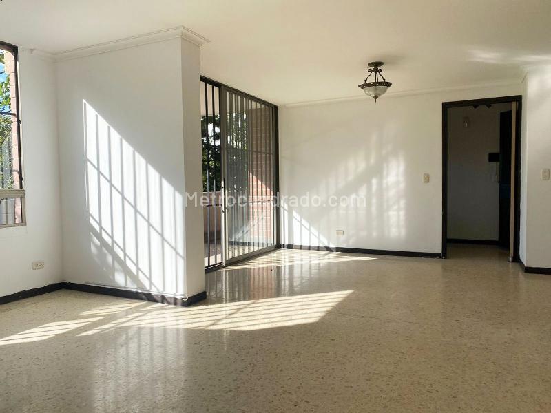 3BR Apartment with Balcony and Covered Linear Parking in El Poblado - 2