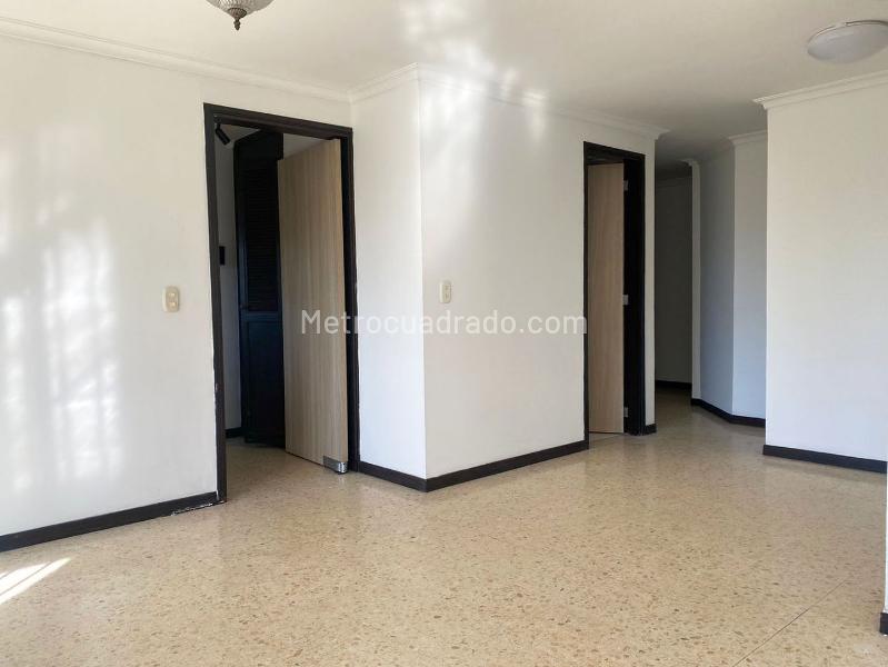3BR Apartment with Balcony and Covered Linear Parking in El Poblado - 3