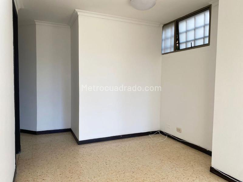3BR Apartment with Balcony and Covered Linear Parking in El Poblado - 4