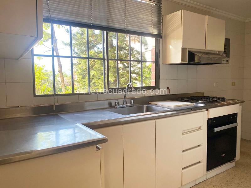 3BR Apartment with Balcony and Covered Linear Parking in El Poblado - 6