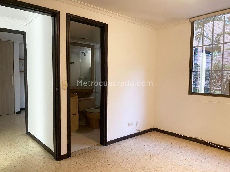 3BR Apartment with Balcony and Covered Linear Parking in El Poblado - 7