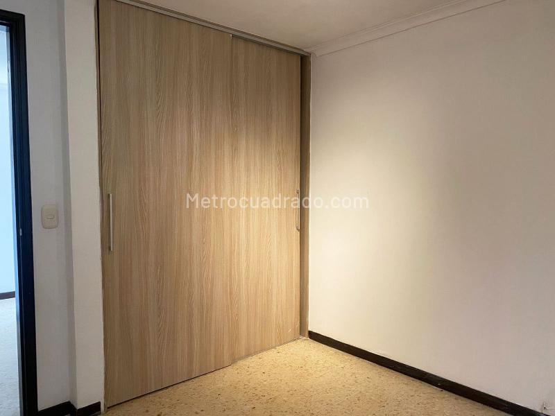 3BR Apartment with Balcony and Covered Linear Parking in El Poblado - 9