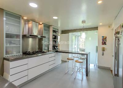 Apartamento de 3 alcobas en venta en El Poblado, Medellín, 232 m² · foto 7 de 19