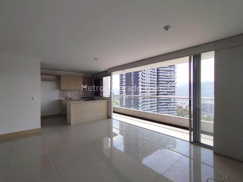 Apartamento Amoblado de 3 Alcobas con Balcón y Amenidades en El Poblado - 2