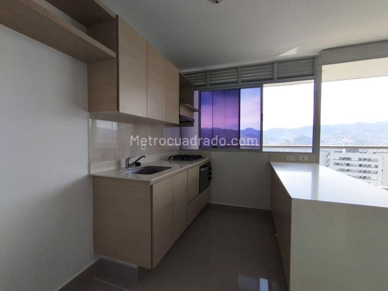 Apartamento Amoblado de 3 Alcobas con Balcón y Amenidades en El Poblado - 9