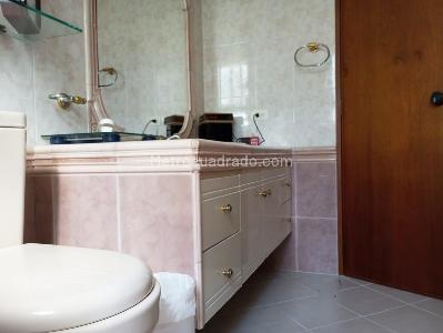 Apartamento de 4 alcobas en venta en El Poblado, Medellín, 210 m² · foto 16 de 18