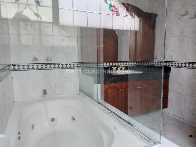 Casa de 3 alcobas en venta en El Poblado, Medellín, 326 m² · foto 11 de 15