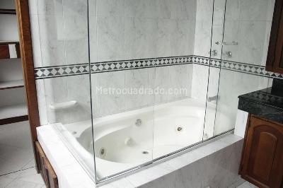 Casa de 3 alcobas en venta en El Poblado, Medellín, 326 m² · foto 14 de 15