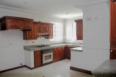 Casa de 3 alcobas en venta en El Poblado, Medellín, 326 m² · foto 4 de 15