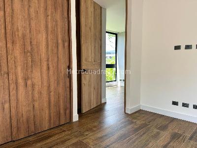 Apartamento de 2 alcobas en venta en El Castillo, Medellín, 203 m² · foto 9 de 16