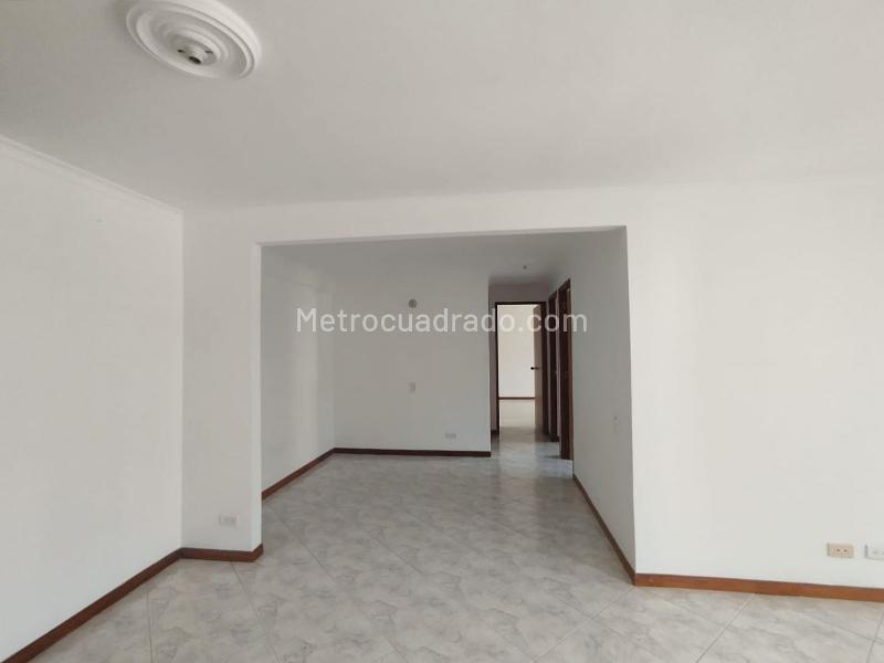 Apartamento de 3 Alcobas en El Poblado con Balcón y Parqueadero Cubierto - 2