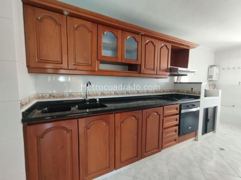 Apartamento de 3 Alcobas en El Poblado con Balcón y Parqueadero Cubierto - 3