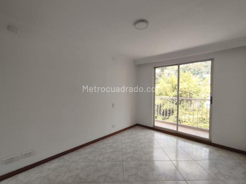Apartamento de 3 Alcobas en El Poblado con Balcón y Parqueadero Cubierto - 7