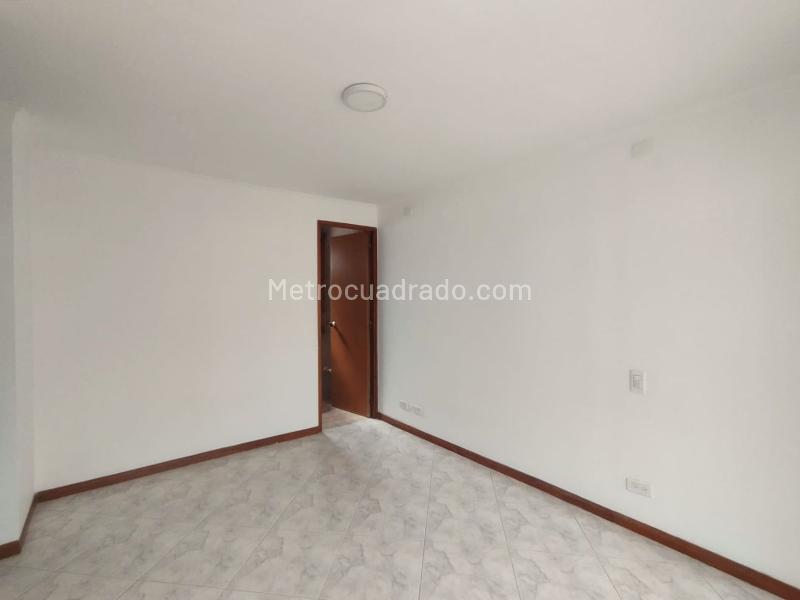 Apartamento de 3 Alcobas en El Poblado con Balcón y Parqueadero Cubierto - 8