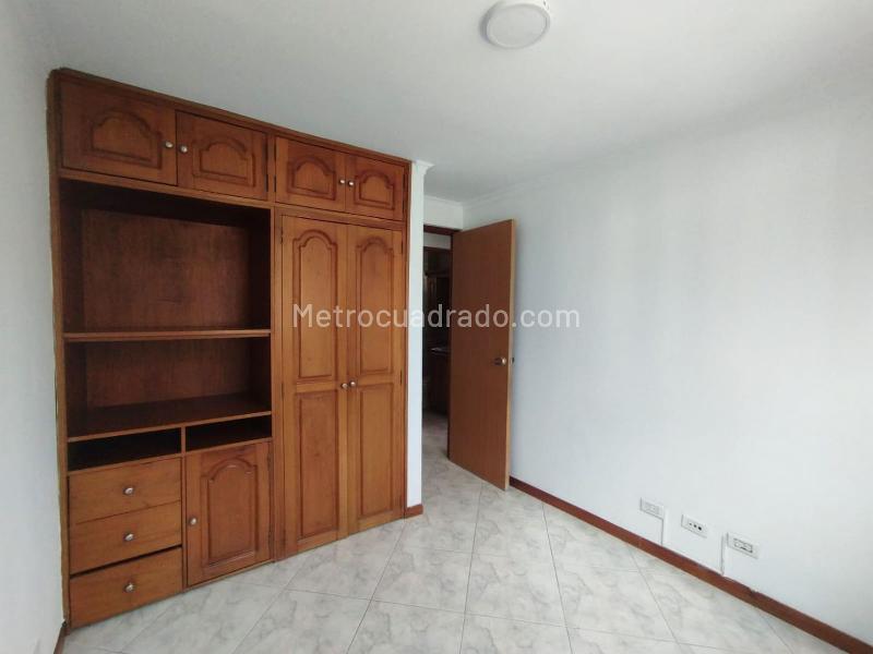 Apartamento de 3 Alcobas en El Poblado con Balcón y Parqueadero Cubierto - 9