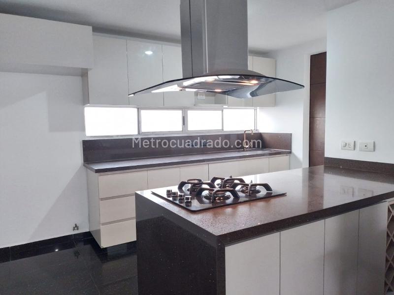 Apartamento de 3 Alcobas con Terraza en El Poblado - 8