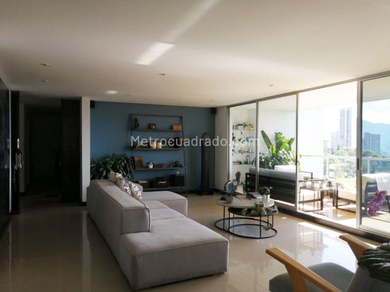 Apartamento Amplio de 3 Alcobas con Piscina en El Poblado - 4