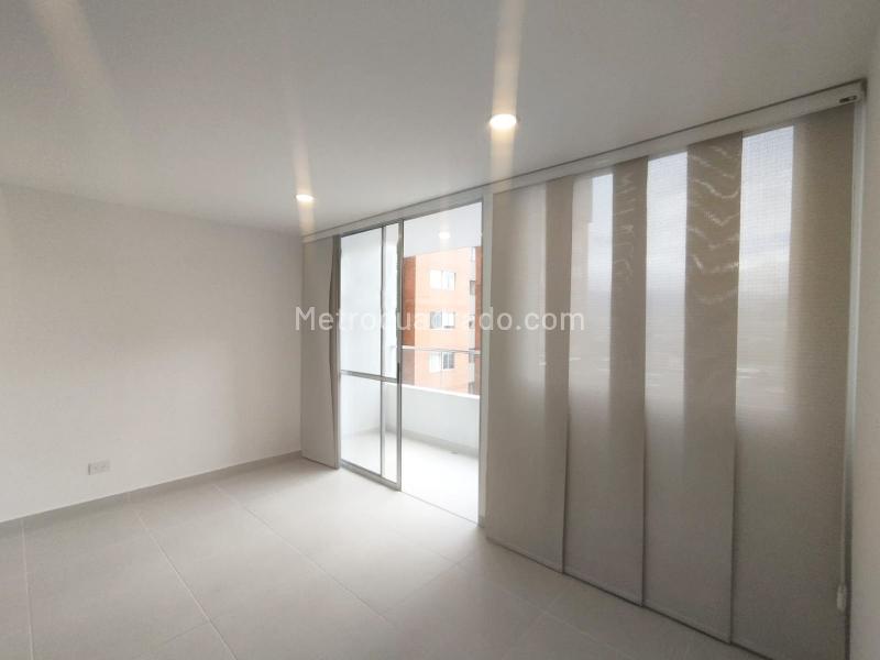 Apartamento de 3 Alcobas en El Poblado con Balcón y Parqueadero - 2