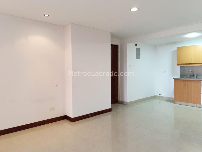 2BR Apartment with Balcony in El Poblado - 3