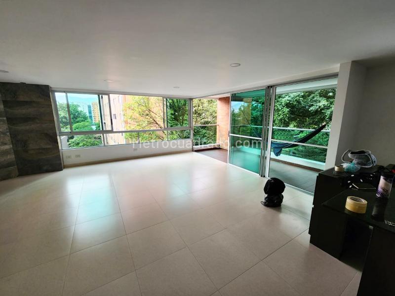 Spacious 2BR Apartment Near Services in El Poblado - 4