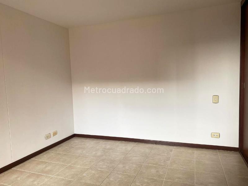 3BR Apartment in El Poblado Gated Unit with Balcony & Pool - 8
