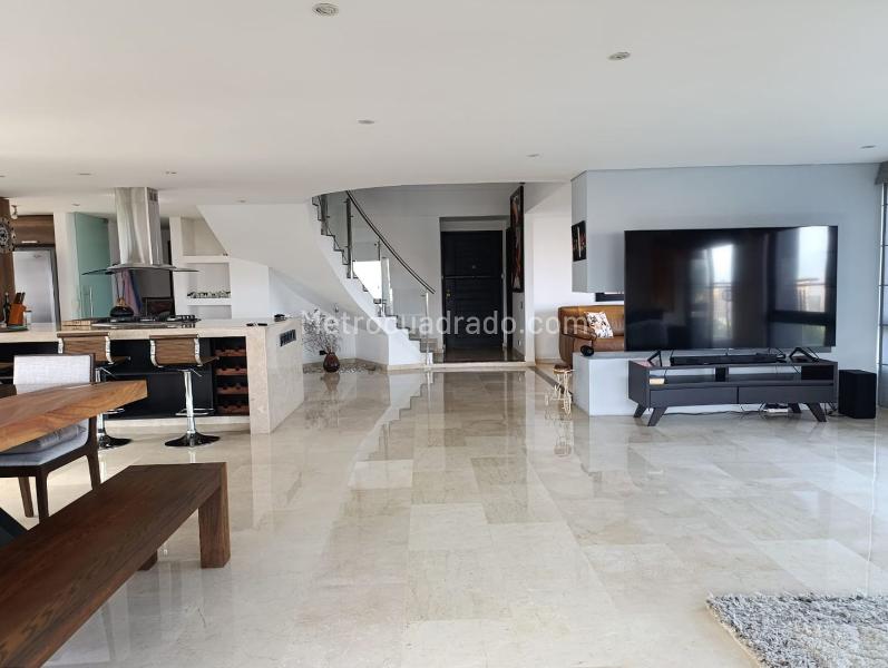 Apartamento Estiloso de 3 Alcobas en Dos Niveles en El Tesoro - 3