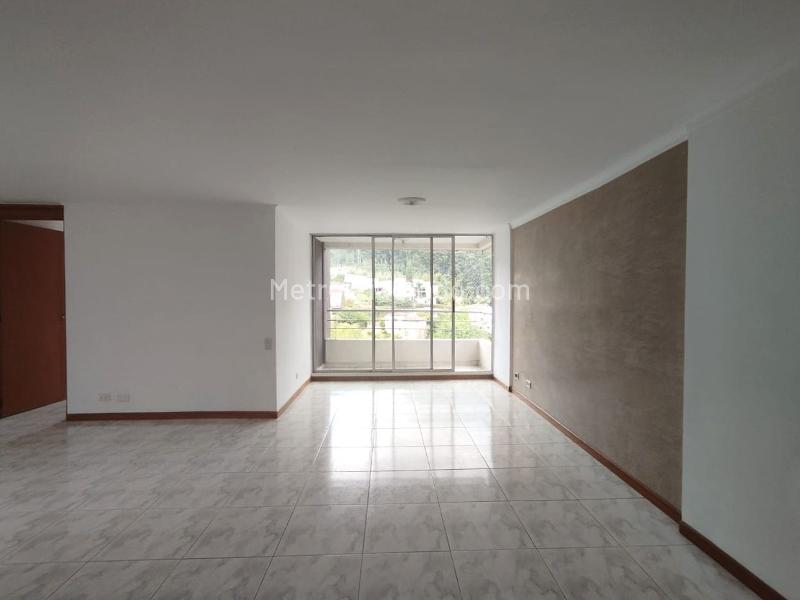 Apartamento Dúplex de 4 Alcobas con Balcón y Parqueadero Cubierto en El Poblado - 2