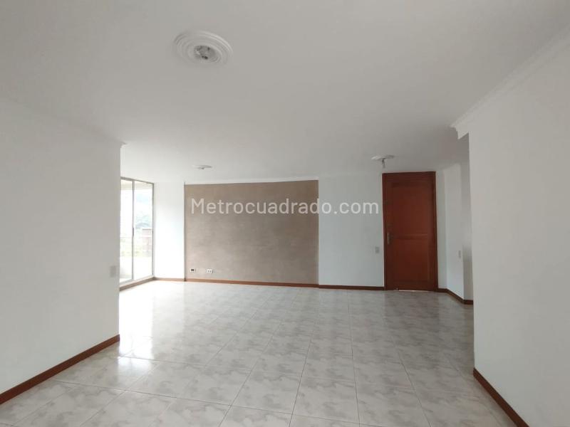 Apartamento Dúplex de 4 Alcobas con Balcón y Parqueadero Cubierto en El Poblado - 3