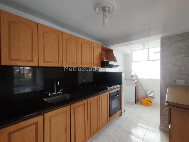 Apartamento Dúplex de 4 Alcobas con Balcón y Parqueadero Cubierto en El Poblado - 9