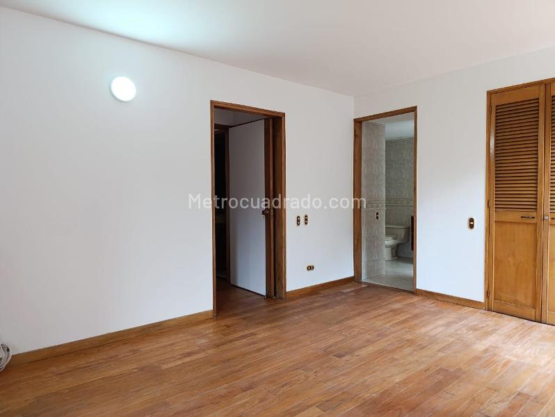 Spacious 3BR Apartment with Terrace in El Poblado - 9