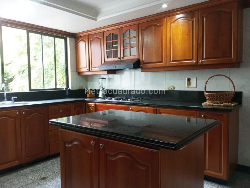 Spacious 3BR Apartment with Terrace in El Poblado - 8