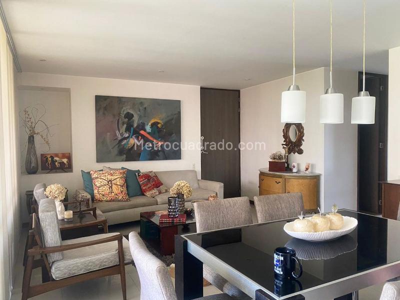 Apartamento de 2 Alcobas con Balcón y Parqueadero Cubierto en El Poblado