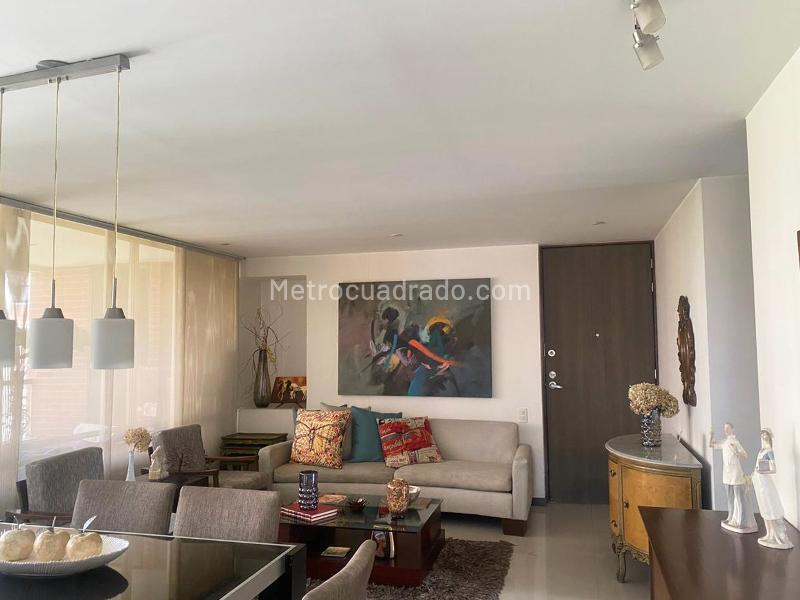 Apartamento de 2 Alcobas con Balcón y Parqueadero Cubierto en El Poblado - 4