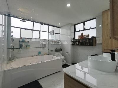 Apartamento de 3 alcobas en venta en El Tesoro, Medellín, 230 m² · foto 17 de 19