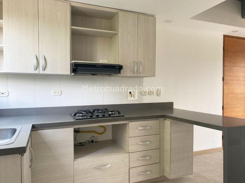 Apartamento con Encanto de 2 Alcobas Cerca del Metro en El Poblado - 8