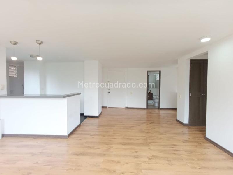 Apartamento de 2 Alcobas en El Poblado con Parqueadero Cubierto - 2