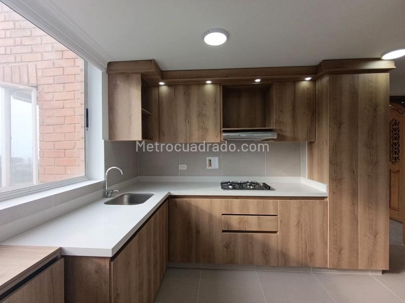 Apartamento Amplio de 3 Alcobas con Piscina en El Poblado - 4