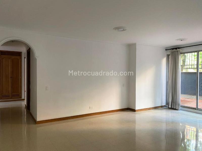 Apartamento de 3 Alcobas con Estudio y Parqueadero Cubierto en El Poblado