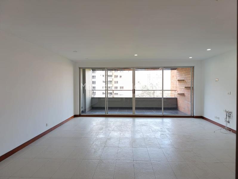 Apartamento de 3 Alcobas en El Poblado con Balcón