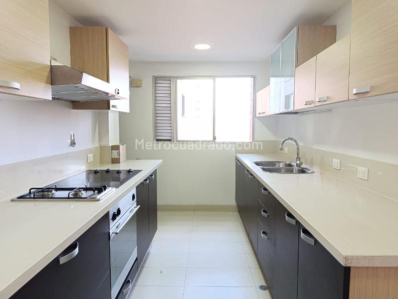 Apartamento de 3 Alcobas en El Poblado con Balcón - 6